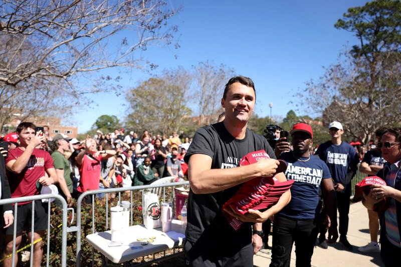 Charlie Kirk reparte gorras en el evento de su American Comeback Tour en la Florida State University en febrero de 2025.