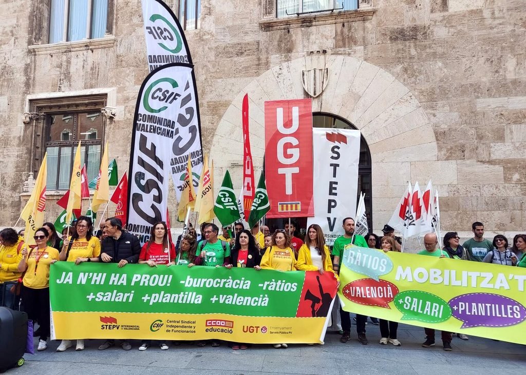 Concentración del comité de huelga frente al Palau de la Generalitat Valenciana.