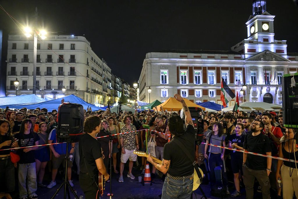 Concierto de apoyo a la acampada de vivienda de la Puerta del Sol el 27 de septiembre. Fotografía de Álvaro Minguito.