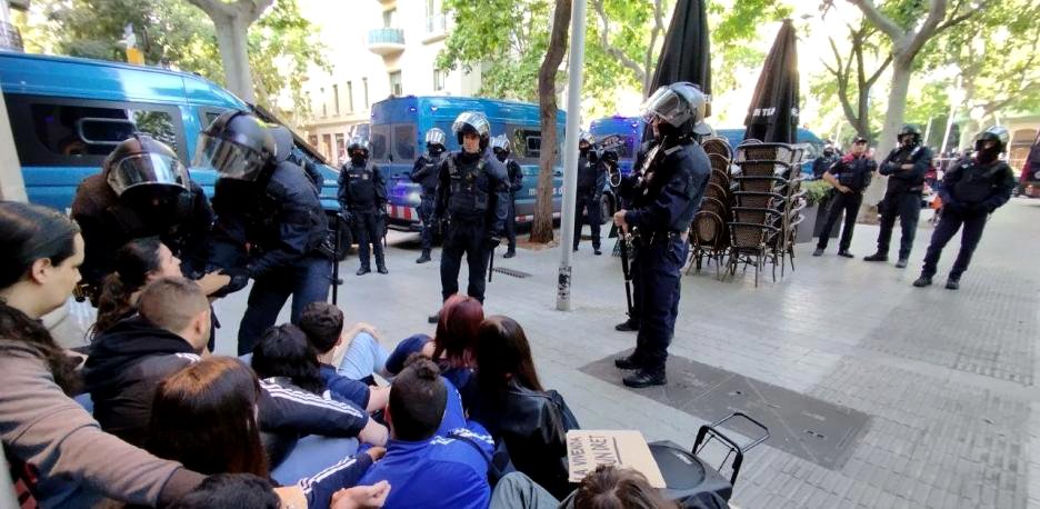 Desahucian a una vecina de Gràcia con una discapacidad reconocida por salud mental.