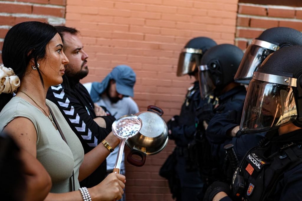 Desahucio en el Ruedo de Moratalaz. Una vez que los antidisturbios retiraron a la fuerza a las vecinas del portal, cerraron el paso al edificio. Fotografía de Alberto Astudillo.