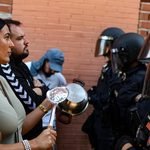 Desahucio en el Ruedo de Moratalaz. Una vez que los antidisturbios retiraron a la fuerza a las vecinas del portal, cerraron el paso al edificio. Fotografía de Alberto Astudillo.
