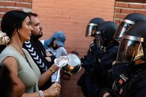 Desahucio en el Ruedo de Moratalaz. Una vez que los antidisturbios retiraron a la fuerza a las vecinas del portal, cerraron el paso al edificio. Fotografía de Alberto Astudillo.