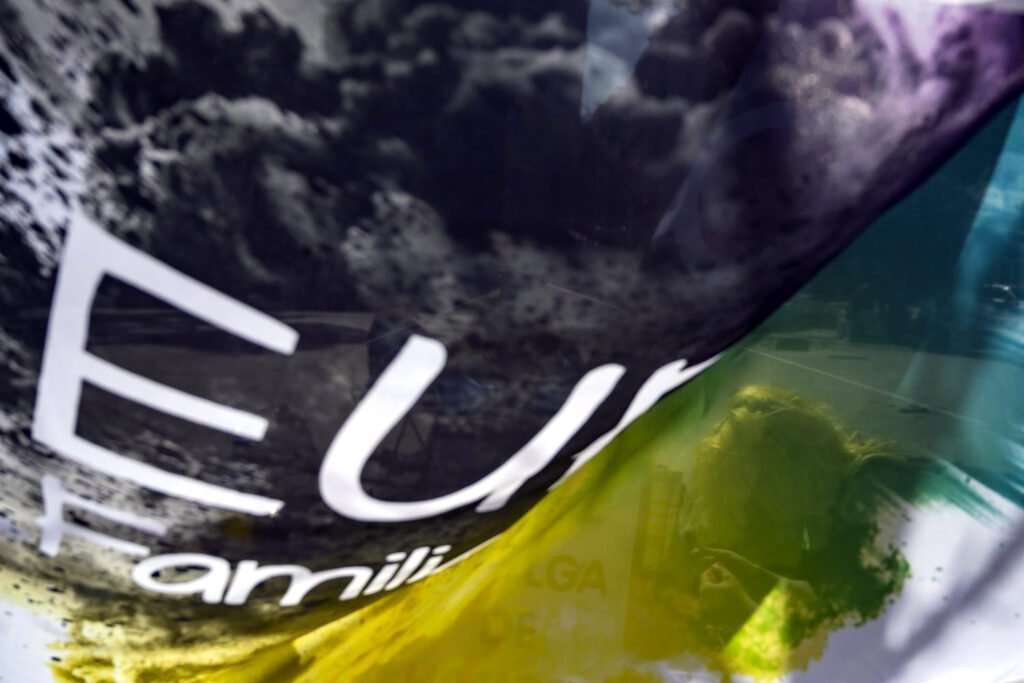 Detalle de una bandera de la asociación Euforia Familias Trans-Aliadas durante una manifestación.