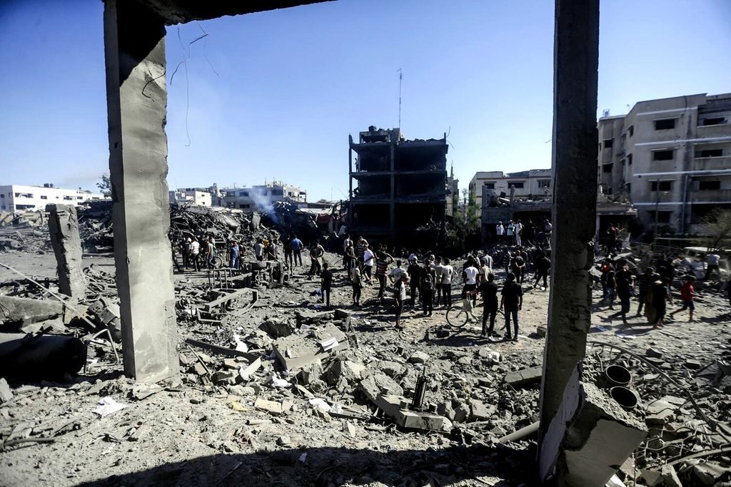 Devastación causada por un ataque aéreo israelí que destruyó varios edificios en Al-Sanaa, en el oeste de la ciudad de Gaza y causó varias víctimas, el 12 de julio de 2026.