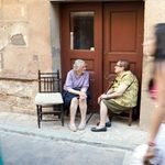 Dos mujeres conversan en la puerta de una casa en un pueblo segoviano. Fotografía: Álvaro Minguito.