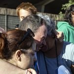 Dos vecinas abrazan a un desconsolado David, una vez ejecutado su desahucio de esta mañana. Fotografía de Alberto Astudillo.