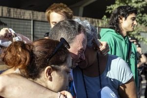 Dos vecinas abrazan a un desconsolado David, una vez ejecutado su desahucio de esta mañana. Fotografía de Alberto Astudillo.