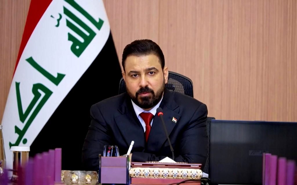 El Gobierno de Irak, liderado por Ali al-Zaidi (en la imagen), afronta el desafío de desarmar a las milicias chiíes en plena rivalidad entre Estados Unidos e Irán.