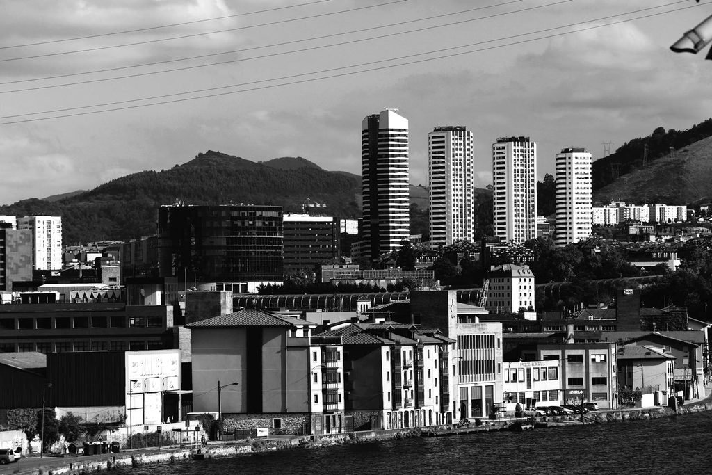 El barrio de Zorrotzaure de Bilbao, con los nuevos rascacielos de la capital vizcaína de fondo.