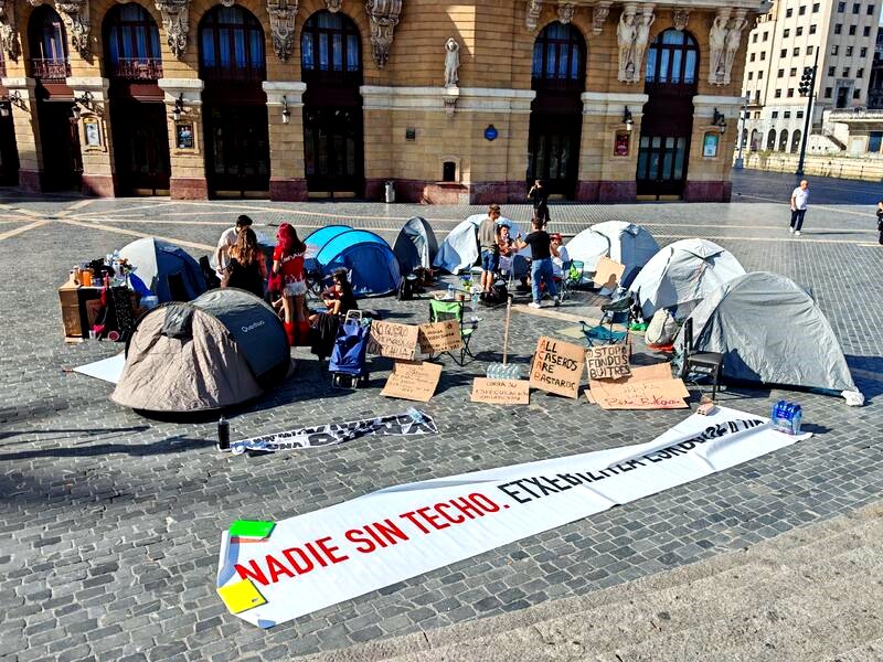 El campamento de los activistas frente al Arriaga exigiendo vivienda digna. Fotografía de Eider Iturriaga.
