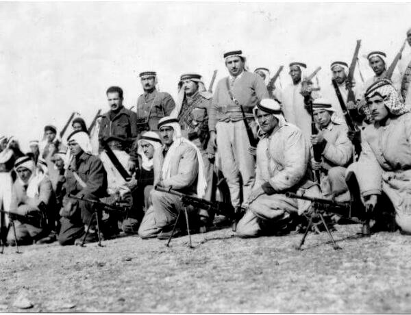 El comandante Abdelkader al-Husayni (en el centro de la imagen) junto a sus tropas.