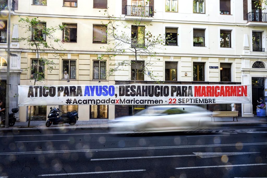 El pasado jueves, activistas por el derecho a la vivienda colocaron una pancarta en apoyo a Maricarmen, frente al ático que la Comunidad de Madrid.