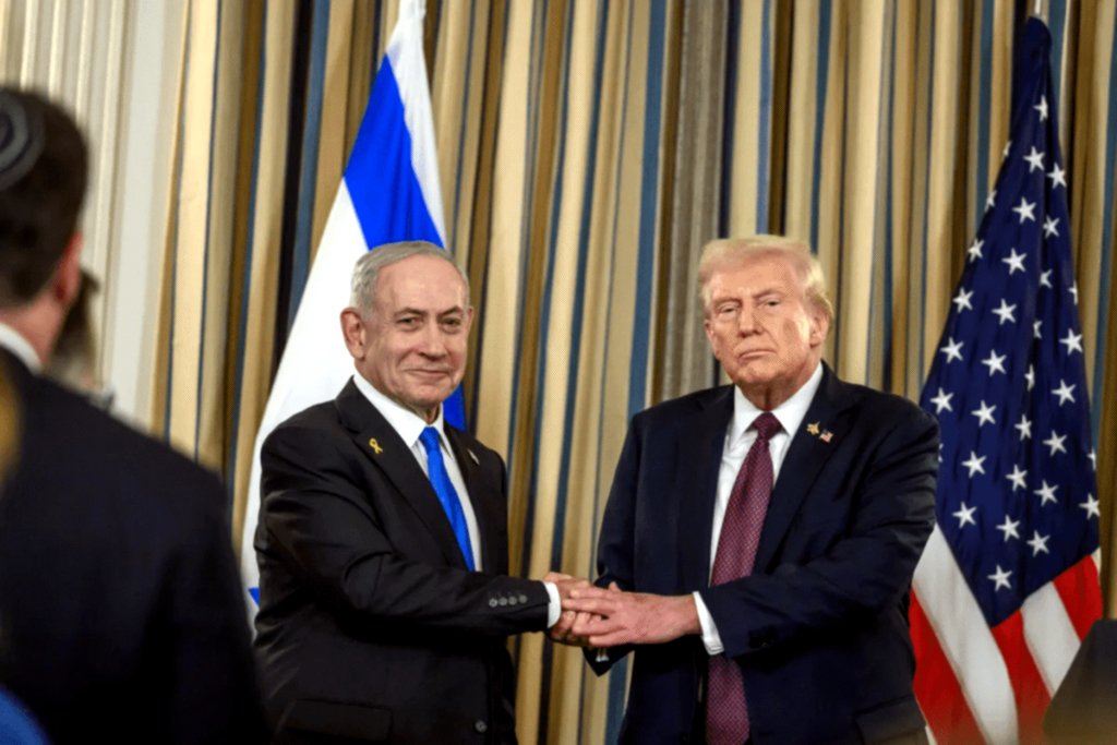 El presidente Donald Trump y el primer ministro israelí Benjamin Netanyahu se dan la mano tras la rueda de prensa conjunta en la que anunciaron el plan de paz estadounidense para la Franja de Gaza,
