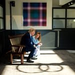 El presidente Donald Trump y la primera ministra italiana, Giorgia Meloni, conversan durante un receso en la cumbre del G7, el lunes 16 de junio de 2025, en Kananaskis, Alberta, Canadá.