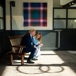 El presidente Donald Trump y la primera ministra italiana, Giorgia Meloni, conversan durante un receso en la cumbre del G7, el lunes 16 de junio de 2025, en Kananaskis, Alberta, Canadá.