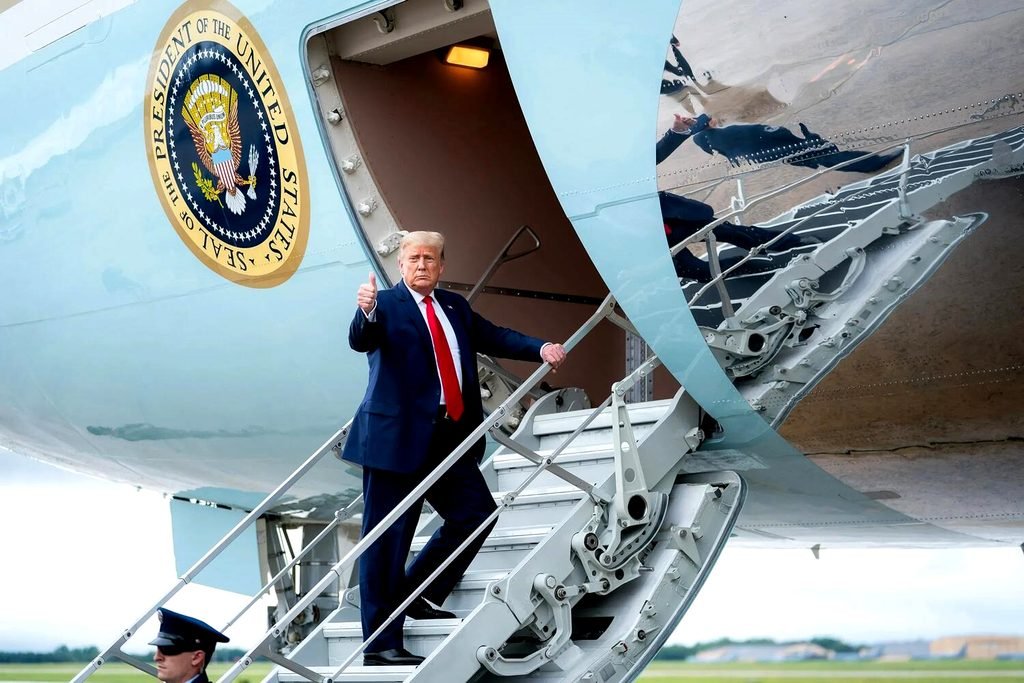 El presidente de EEUU, Donald Trump, sube al Air Force One.
