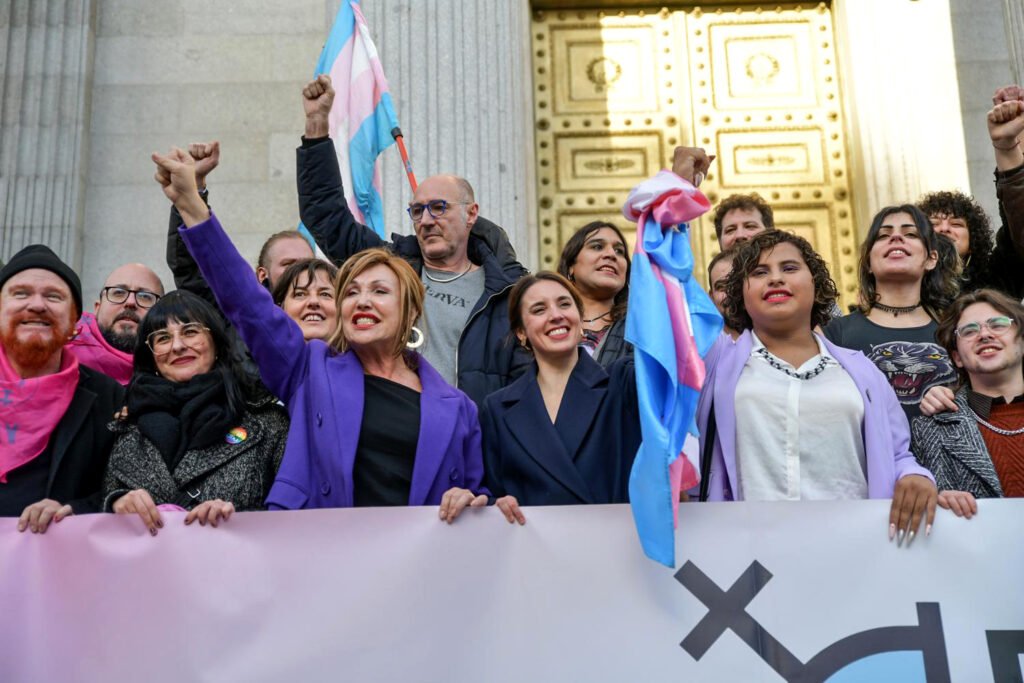 En el centro, Mar Cambrollé e Irene Montero en una concentración en diciembre de 2022 para celebrar la aprobación de la ley trans.