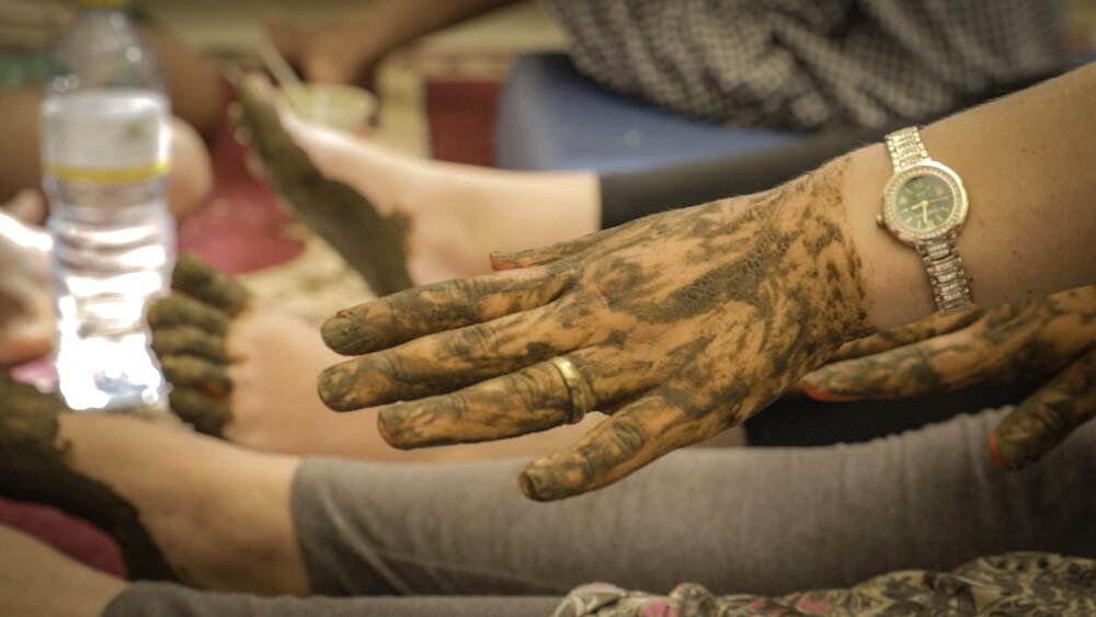 En la carpa de Sidi Embarek, las pequeñas rutinas abren paso hacia una nueva vida - En la imagen, unas chicas han untado de henna a dos compañeras embarazadas. Jaime Cinca.