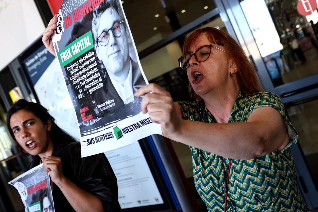 En la protesta ante The District, colectivos han señalado a los empresarios del negocio de la vivienda. Fotografía de Alberto Astudillo.