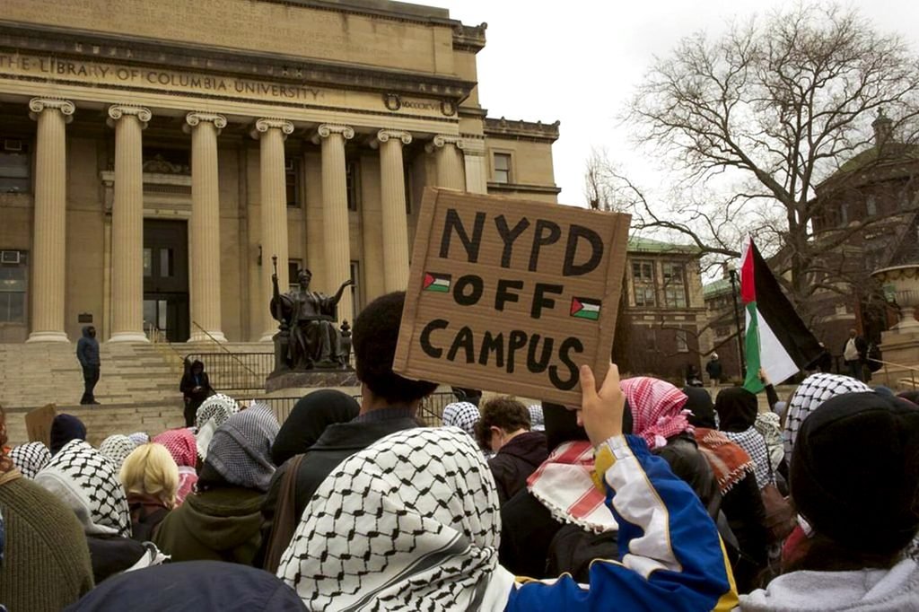 Estudiantes de la Universidad de Columbia protestan por el arresto de nueve estudiantes en una sentada pro-Palestina en Barnard College el 6 de marzo de 2025.