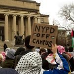 Estudiantes de la Universidad de Columbia protestan por el arresto de nueve estudiantes en una sentada pro-Palestina en Barnard College el 6 de marzo de 2025.