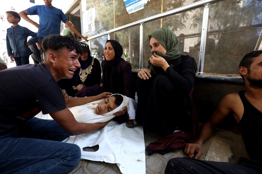 Familiares lloran el cuerpo de Ibrahim al-Hash, de 17 años, quien murió en un ataque con drones israelíes en el campo de refugiados de Jabalia, en el Hospital Al-Shifa, en la ciudad de Gaza, el 2 de septiembre de 2026. (Yousef Zaanoun/Activestills).