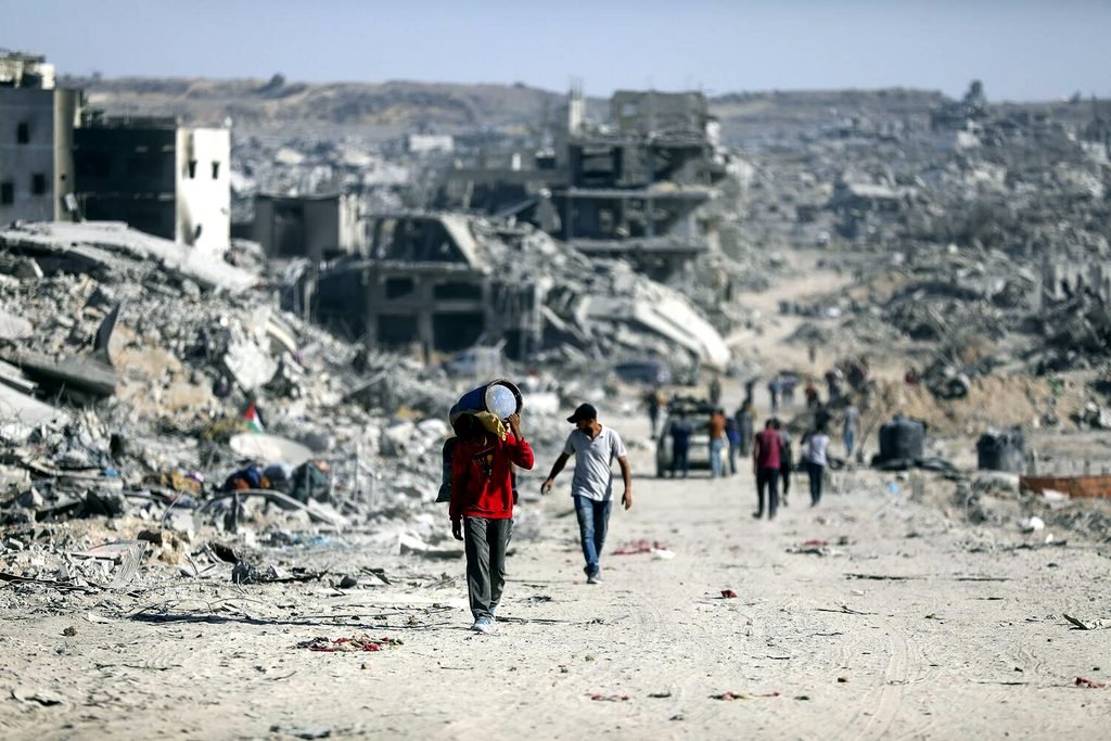 Familias palestinas regresan a lo que queda de sus hogares en la zona de Sheikh Radwan, en la devastada ciudad de Gaza, el 11 de octubre de 2025. Decenas de miles de familias palestinas desplazadas regresaron a la ciudad de Gaza para comprobar el estado de sus hogares después de que Israel se comprometiera a un alto el fuego y se retirara parcialmente del territorio como parte de la primera fase de un acuerdo de paz con Hamás. Al menos el 92 % de las viviendas de Gaza han sido destruidas o dañadas, según datos compartidos por la Oficina de Coordinación de Asuntos Humanitarios de las Naciones Unidas. Youssef Zanoun/ActiveStills.
