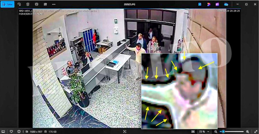 Foto extraída del análisis forense de la foto de Mazón entrando en el Cecopi difundida por la Agencia EFE.