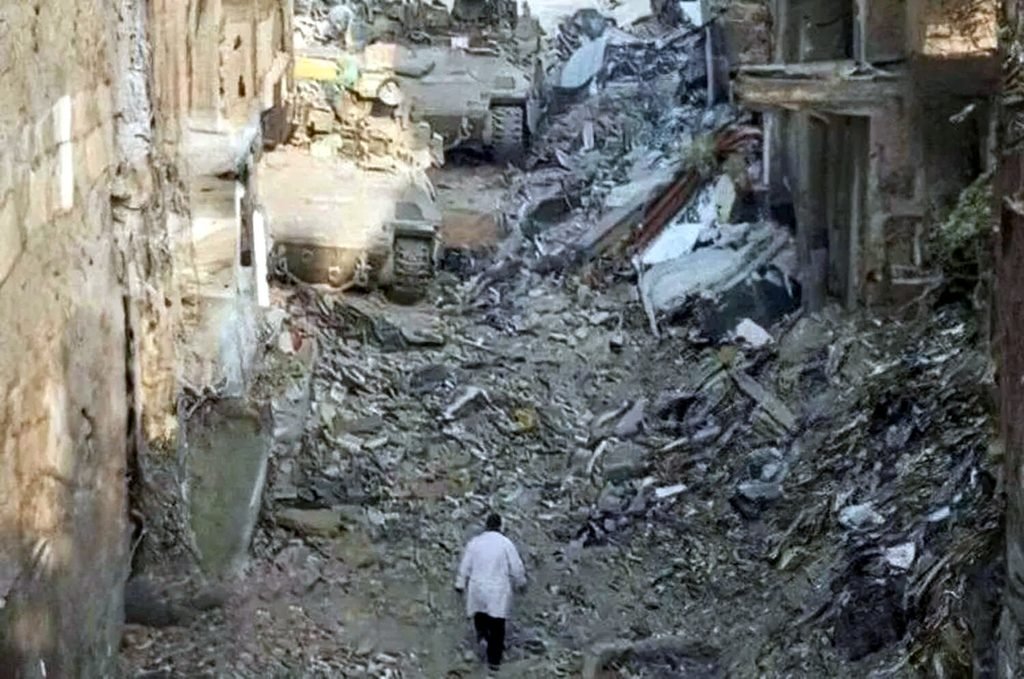 El Dr. Abu Safiya caminando por las ruinas del hospital Kamal Adwan.