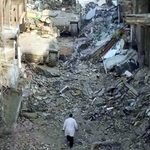 El Dr. Abu Safiya caminando por las ruinas del hospital Kamal Adwan.