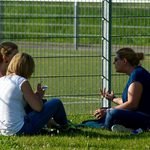 Tres mujeres teniendo una conversación en un parque.