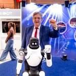 Jean-Luc Mélenchon posa con un robot en el salón tecnológico VivaTech en junio de 2026.