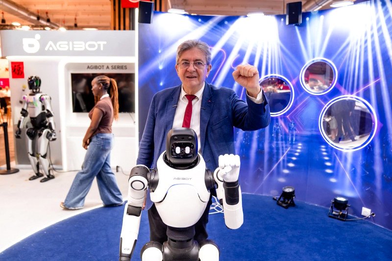 Jean-Luc Mélenchon posa con un robot en el salón tecnológico VivaTech en junio de 2026.