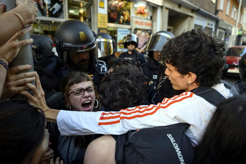 La Policía desaloja con violencia a Maricarmen, la vecina de 87 años del distrito de Retiro. Fotografía de Álvaro Minguito.