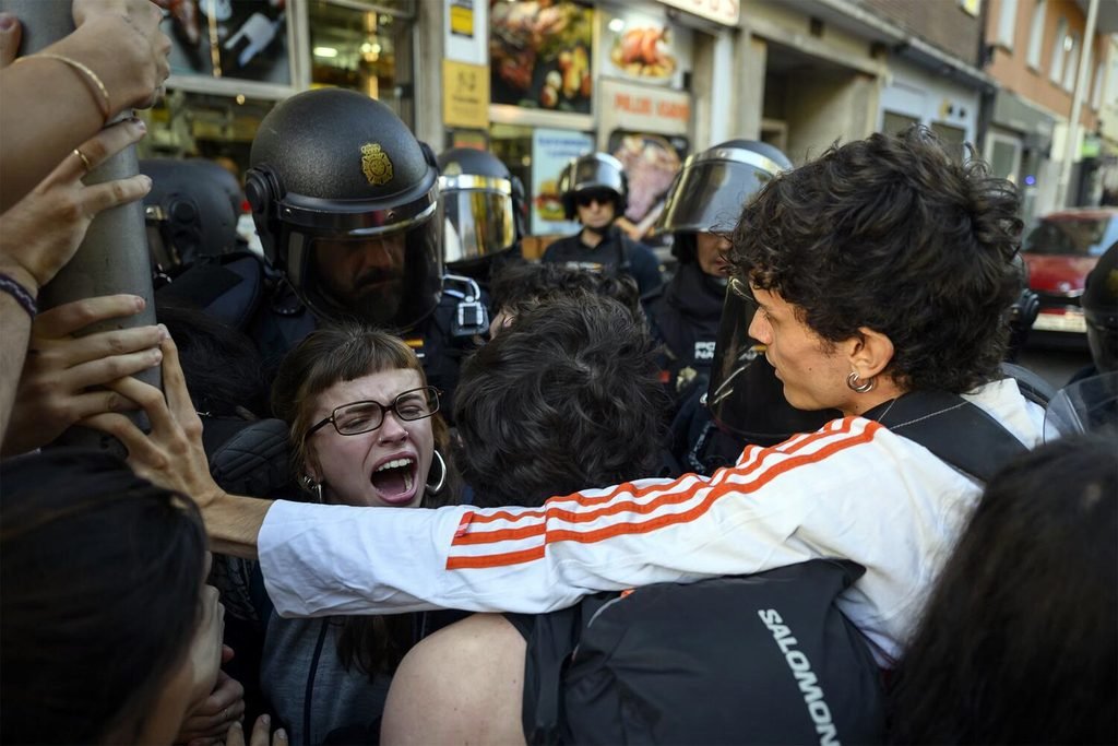 La Policía desaloja con violencia a Maricarmen, la vecina de 87 años del distrito de Retiro. Fotografía de Álvaro Minguito,