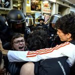 La Policía ejecuta con violencia el desalojo de Maricarmen, la vecina de 87 años del distito de Retiro. Fotografía de Álvaro Minguito.