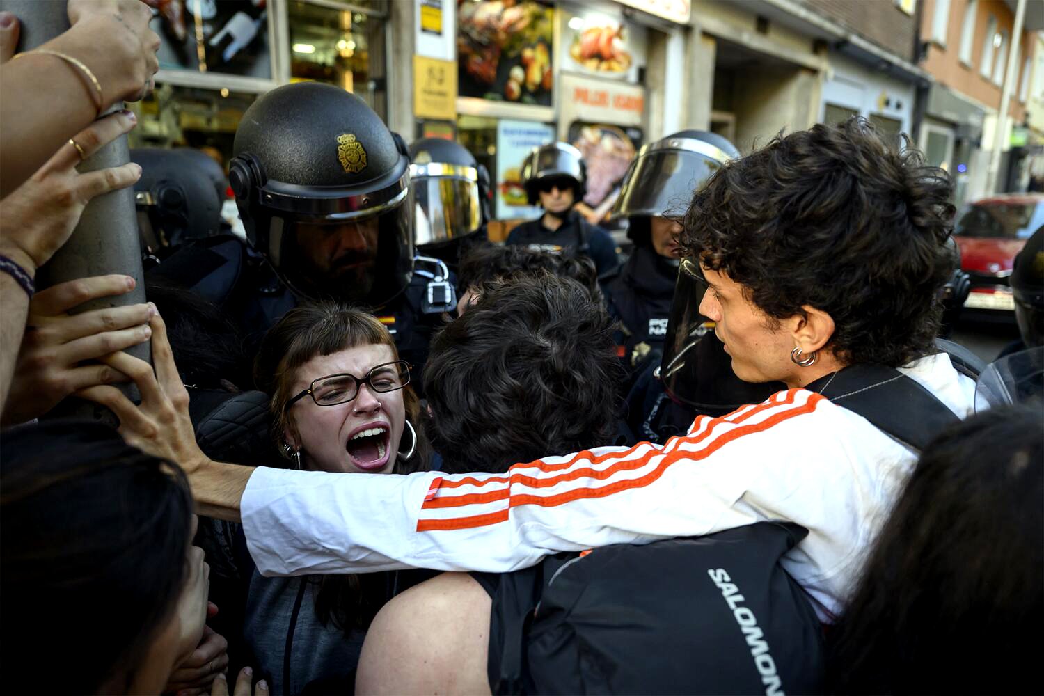 La Policía ejecuta con violencia el desalojo de Maricarmen, la vecina de 87 años del distito de Retiro