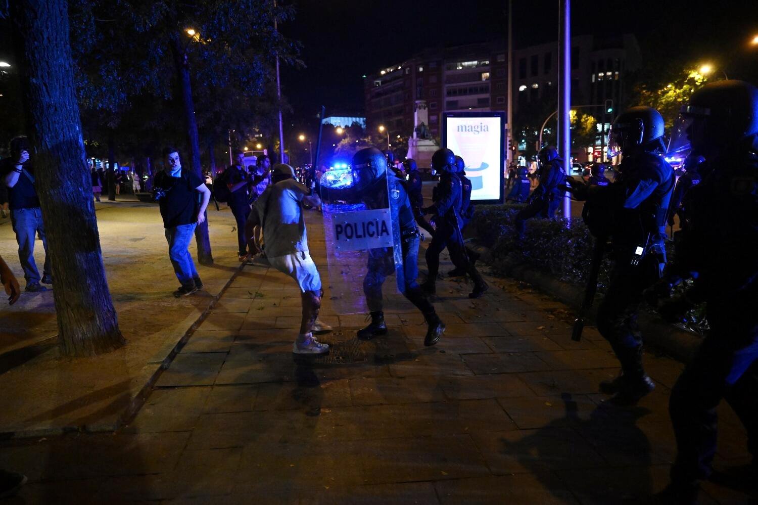 La Policía dispersa con violencia la marcha en solidaridad con Maricarmen en Madrid