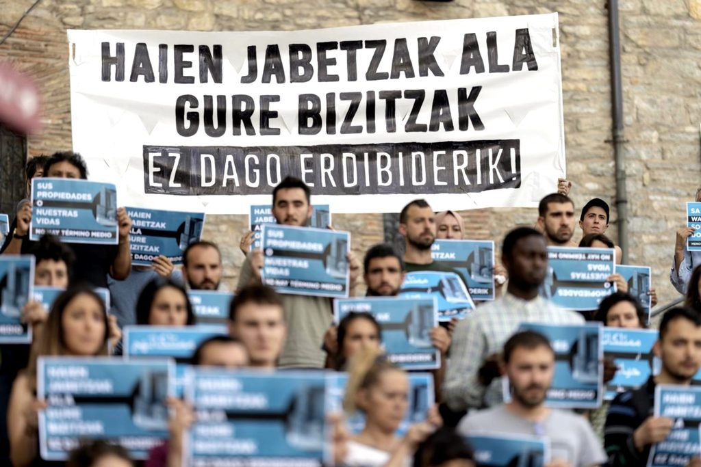 La Red de Sindicatos de vivienda de Hego Euskal Herria (AZET, Batu Elkarlaguntza Sarea, Saretxe, Haritu, Elkarlaguntza Sarea Galdakao) en un acto de lectura crítica de la Ley de Vivienda en Gasteiz.