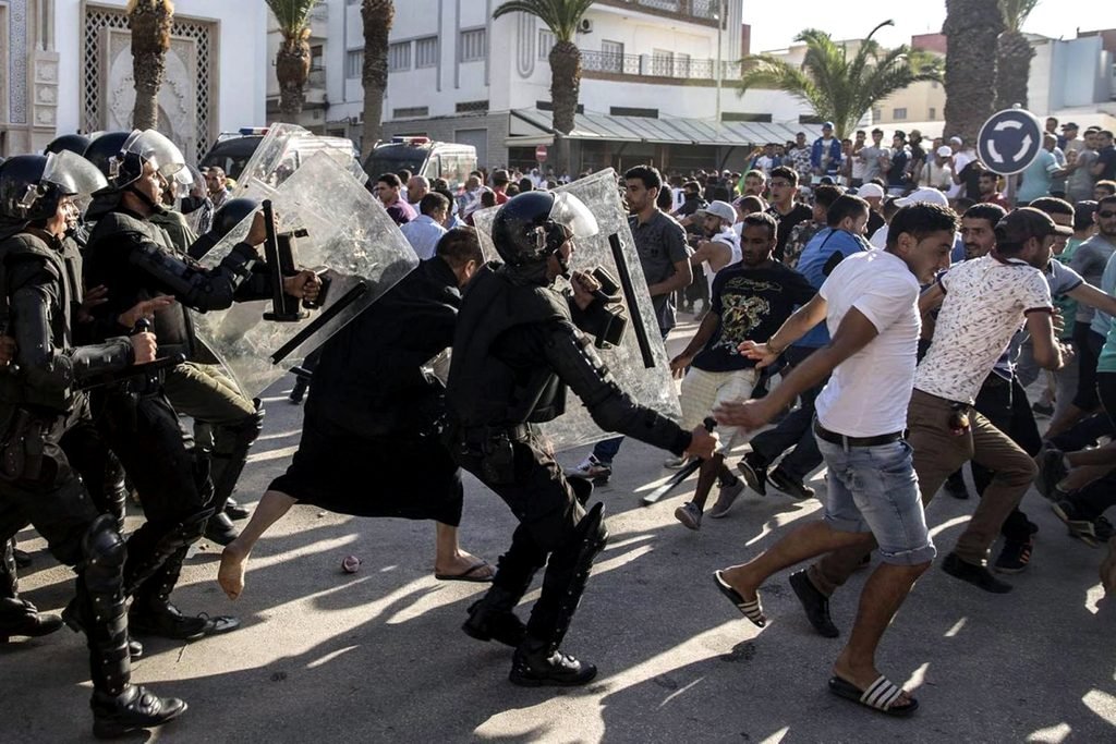 La policía marroquí carga contra los manifestantes en el Rif.