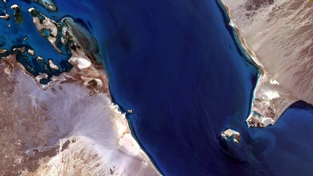 La posibilidad de un bloqueo del estrecho de Bab el-Mandeb, sumado al de Ormuz, complicaría gravemente la situación del comercio mundial.