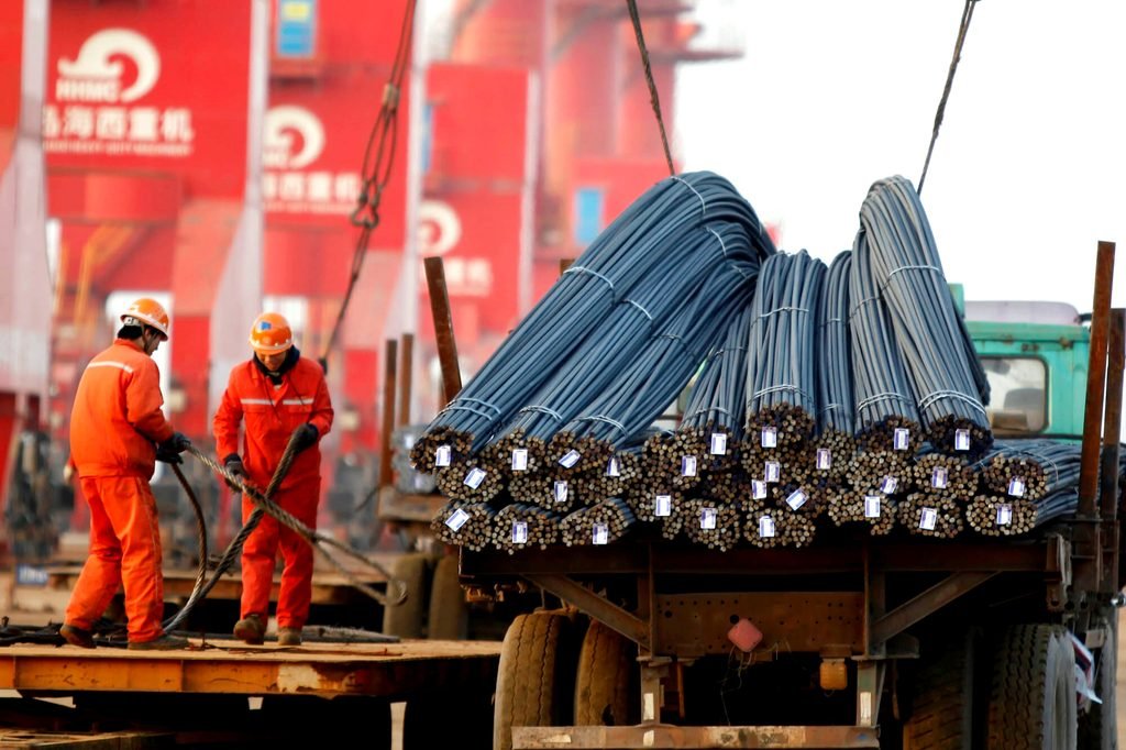 La sobreproducción, la creciente deuda local y el fin del auge inmobiliario están acelerando los desequilibrios de la economía china.