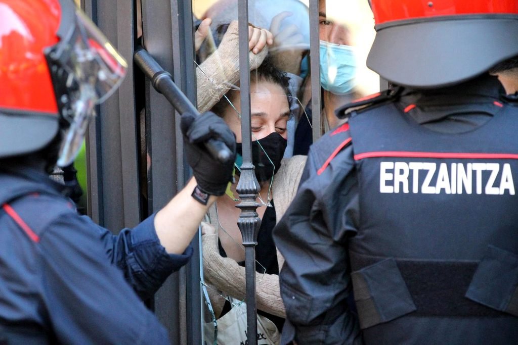 Las vecinas resisten al desalojo de una mujer de su piso en Bilbao La Vieja.