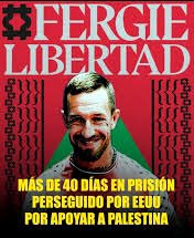 De  Libertad para FergieFergie Chambers es un filántropo estadounidense que fue detenido el pasado 10 de julio en Ibiza (España) por orden de la Administración TrumpPermanece en una cárcel española, acusado de participar en una protesta contra la empresa armamentística israelí Elbit Systems y de un supuesto delito de blanqueo de capitales relacionado con la financiación de organizaciones palestinas.
Fergie es inocente. Su único «delito» ha sido impulsar proyectos humanitarios para ayudar al pueblo de Gaza, financiando panaderías, clínicas médicas, infraestructuras de agua potable y otras iniciativas de ayuda esenciales para miles de familias.
Sus actos de solidaridad y su firme defensa de los derechos del pueblo palestino lo convirtieron en un objetivo para quienes consideran que la solidaridad es un crimen.
¿Quién es Fergie?
James «Fergie» Chambers Jr. es un filántropo y activista estadounidense comprometido desde hace años con la defensa de los derechos del pueblo palestino y otras causas sociales. Heredero de la fortuna de la familia Cox, ha decidido destinar parte de su patrimonio a apoyar a las comunidades más vulnerables.
Padre de cuatro hijos, y deportista, Fergie ha financiado proyectos humanitarios destinados a mejorar la vida de miles de personas. Entre ellos, panaderías para alimentar a familias en Gaza, clínicas médicas para atender a los heridos e infraestructuras de agua potable en comunidades asediadas.
Fergie Chambers fue detenido en Ibiza, donde planeaba establecerse junto a su familia. La detención se produjo el pasado 10 de julio tras una orden de arresto internacional emitida por Estados Unidos. Rodeado por varios vehículos de la Policía Nacional, Fergie fue arrestado y trasladado a una cárcel española donde permanece en prisión provisional a la espera de que las autoridades resuelvan la solicitud de extradición.
El gobierno de Estados Unidos lo acusa de participar en una protesta contra la empresa armamentística israelí Elbit Systems y de blanquear capitales para financiar organizaciones palestinas. Este último delito del que se lo acusa — y que podría costarle una pena de 20 años de prisión — se basa en la transferencia de 7,5 millones de dólares que Fergie realizó desde sus propias cuentas bancarias en Estados Unidos a sus cuentas en Túnez, donde destinó ese dinero a actividades deportivas, empresariales y benéficas, entre ellas el patrocinio del equipo de fútbol Club Africain y la inversión en negocios locales.
Además, los fondos fueron destinados a llevar a cabo misiones humanitarias en Gaza, tales como clínicas, panaderías e infraestructuras de agua potable para atender a la población gazatí que atraviesa una grave crisis humanitaria.
Entre sus aportaciones destaca una donación de 250.000 dólares al Sameer Project, que permitió poner en marcha una panadería que distribuye miles de barras de pan gratuitas cada día, completar una planta desalinizadora y mantener una clínica médica gratuita en Yabalia, una de las zonas más castigadas del norte de Gaza. También donó 100.000 dólares al Zaynab Project, destinado a ofrecer apoyo psicosocial a miles de niños huérfanos.
La extradición
Actualmente, la petición de extradición se encuentra bajo estudio de las autoridades españolas, cuya legislación establece que no puede concederse una extradición cuando las acusaciones encubren una persecución política.
Una vez que Estados Unidos presente la versión definitiva de su solicitud de extradición, la justicia española y el Gobierno de España tendrán la oportunidad de defender el Estado de derecho rechazando la extradición.
Una amplia coalición de partidos políticos, juristas y miembros del Congreso de los Diputados ya se han manifestado a favor de la libertad de Fergie y han solicitado al Gobierno que se respete la legislación española. Reclaman que la solidaridad con el pueblo palestino no puede ser vista como un crimen.
Por la libertad de Fergie — Manifiesto
El filántropo y activista por los derechos humanos, James Cox «Fergie» Chambers, fue detenido el pasado 10 de julio en Ibiza (España) por orden de la Administración Trump. Actualmente se encuentra detenido en prisión, a la espera de que la Justicia y el Gobierno español decidan su extradición a Estados Unidos.
Los abajo firmantes, denunciamos la grave injusticia que amenaza a Fergie, ciudadano estadounidense que dedica su vida a defender a los más desfavorecidos alrededor del mundo. Fergie procede de una familia millonaria y guiado por un profundo compromiso con la justicia social, ha puesto su patrimonio al servicio de proyectos solidarios tanto en Estados Unidos como a nivel internacional, especialmente en favor de la población palestina de Gaza.
Fergie donó 250.000 dólares al Proyecto Sameer, contribuyendo a la puesta en marcha de una panadería que produce gratuitamente miles de hogazas de pan cada día, a la finalización de una planta desalinizadora de agua y a la apertura de una clínica médica gratuita en Jabalia, una de las zonas más devastadas del norte de Gaza. Asimismo, donó 100.000 dólares al Proyecto Zaynab para ampliar la atención en salud mental y el apoyo psicosocial destinado a niños huérfanos en Gaza. En conjunto, ha destinado más de un millón de dólares a proyectos humanitarios en Gaza, además de financiar organizaciones y medios de comunicación que apoyan la causa palestina.
La Administración Trump ha emprendido una ofensiva sin precedentes contra instituciones y personas que trabajan para oponerse al genocidio y defender el derecho internacional en Palestina. Washington ha impuesto sanciones a jueces y fiscales de la Corte Penal Internacional por el ejercicio de sus funciones jurisdiccionales, así como a la Relatora Especial de las Naciones Unidas sobre los Territorios Palestinos Ocupados.
Ahora, la Administración Trump solicita la extradición de Fergie desde España a los Estados Unidos, y lo acusa de blanqueo de capitales y de apoyar a organizaciones terroristas. Sin embargo, no ha presentado prueba alguna que sustente tales acusaciones. Se limita a afirmar que Fergie transfirió fondos de su propiedad a Túnez, país en el que residía, y que dichos fondos fueron utilizados para patrocinar a un destacado club deportivo, el Club Africain, actual campeón de la liga nacional de fútbol de Túnez.
Se trata de una persecución de carácter exclusivamente político contra un comprometido trabajador humanitario. El lugar de Fergie no es estar en prisión, sino junto a su familia, continuando su labor en apoyo de quienes más lo necesitan.
El procedimiento de extradición no constituye únicamente un trámite judicial. La legislación española reconoce expresamente que, aun cuando un tribunal declare jurídicamente procedente una extradición, corresponde al Gobierno adoptar la decisión final sobre su ejecución, teniendo en cuenta no solo el ordenamiento jurídico interno, sino también los intereses esenciales del Estado y las obligaciones internacionales asumidas por España.
El estado español, legalmente, puede y debe impedir esta extradición y concederle protección internacional mediante el reconocimiento del derecho de asilo político.Fuente: Libertad para Fergie