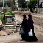 Los jeeps israelíes bloquean una de las calles que da acceso al campo de refugiados de Yenín.