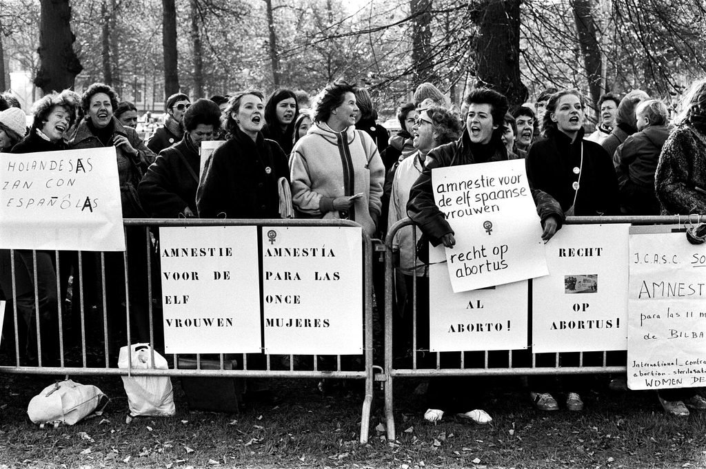 Manifestación de mujeres delante de la embajada española en La Haya en contra del proceso contra las once de Basauri, en 1979.