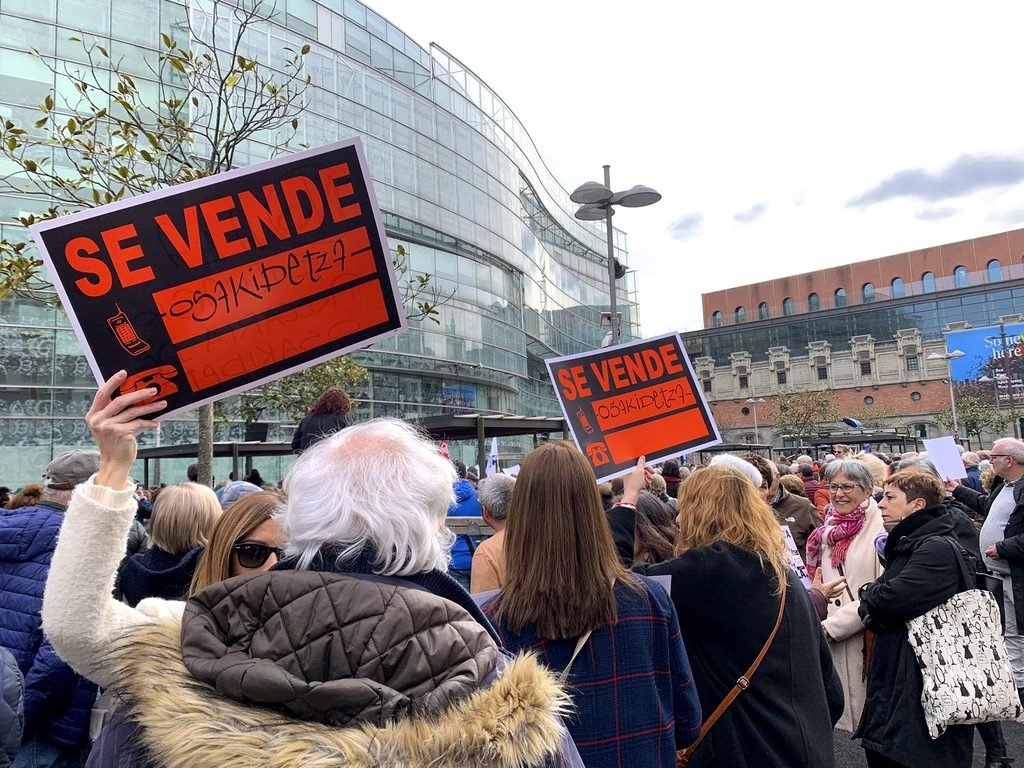 Manifestantes el pasado 25 de febrero frente a las oficinas de la Delegación Territorial de Salud y Consumo de Bizkaia.