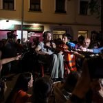 Maricarmen arropada por más de 500 personas y amplia presencia de medios de comunicación el 22 de septiembre de 2026, el día antes de su desahucio. Fotografía de David F. Sabadell.