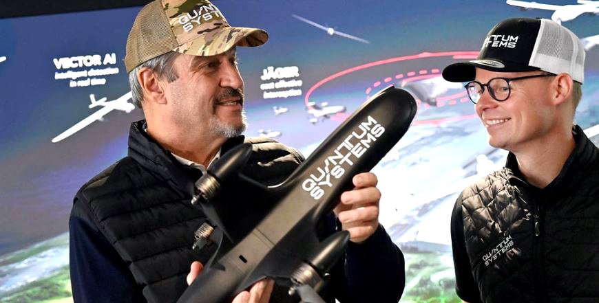 Markus Söder visita la empresa Quantum-Systems con el puerto móvil para drones Nexus en sus manos.
